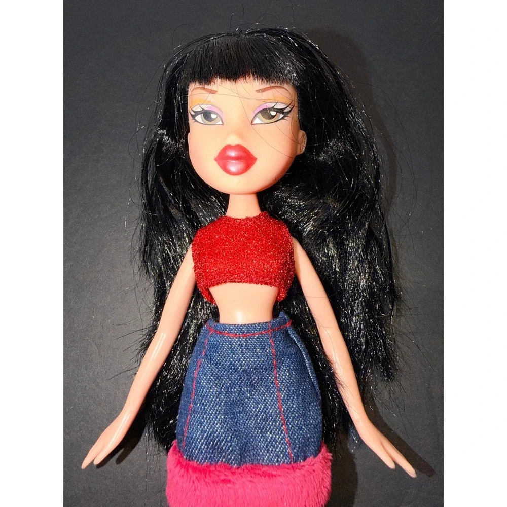 MGA Bratz Jade Doll Black Hair Red Glitter Top Denim Pink Fur Skirt Y2K Fashion